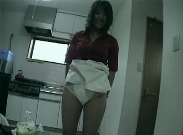 痴女が紙オムツ丸出しでオシッコお漏らし