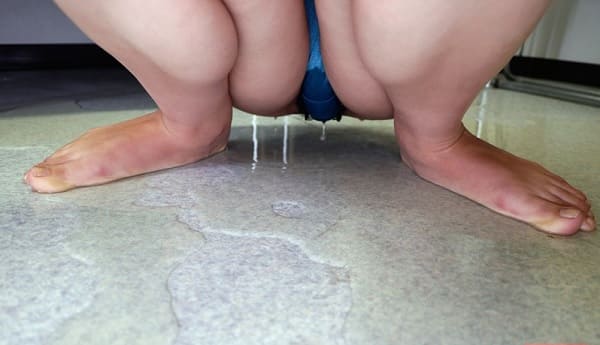 笹原りむがパンティ丸出しでオシッコお漏らし