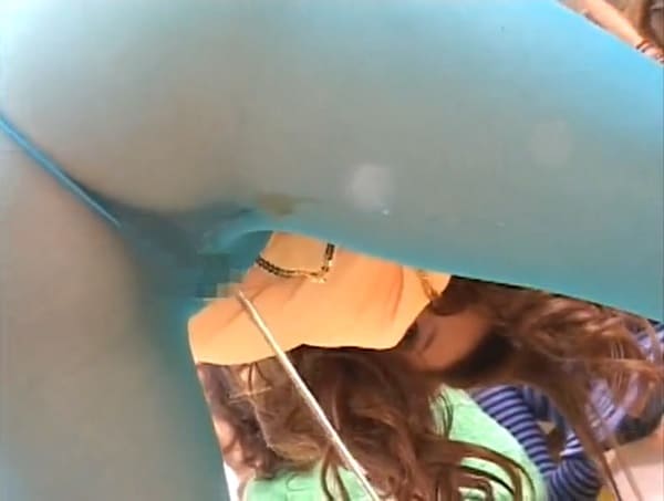 タイツにオシッコお漏らし