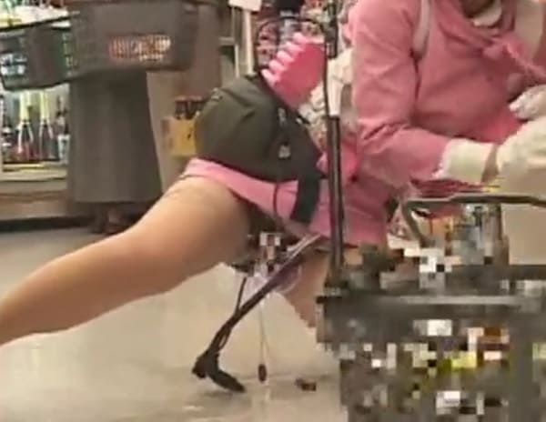 女性バスガイドがオシッコお漏らし