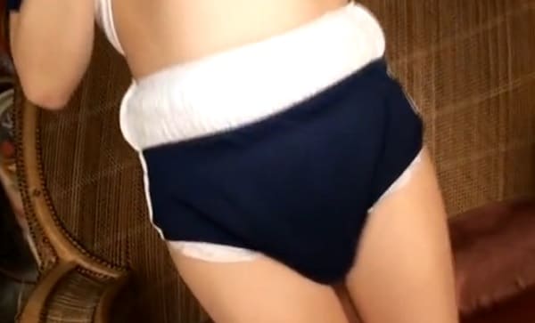 加賀美セリナが紙オムツとブルマー着用