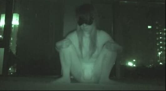 女子大生の梓が紙オムツ着用