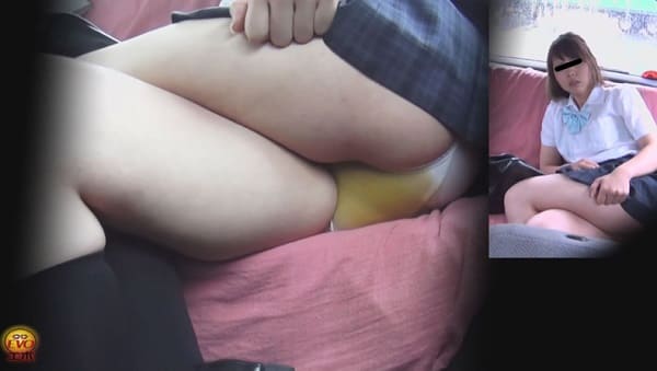 女子高生がパンチラして下痢便お漏らし