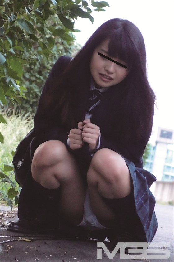 女子高生の愛内希がパンチラしてオシッコお漏らし