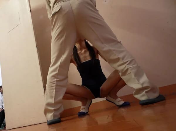 女子高生の水原わこがスクール水着にオシッコお漏らし