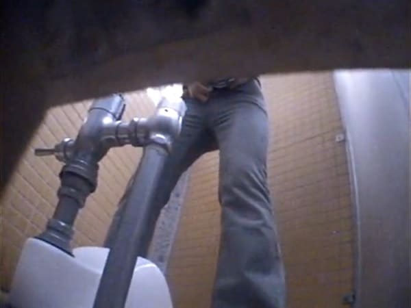 ジーパンにオシッコお漏らし