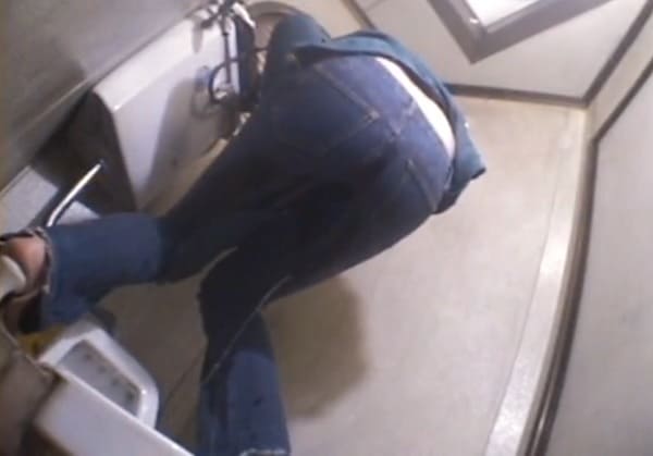 内股ポーズでジーパンにオシッコお漏らし