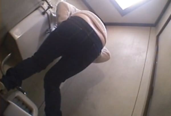 内股ポーズでジーパンにオシッコお漏らし