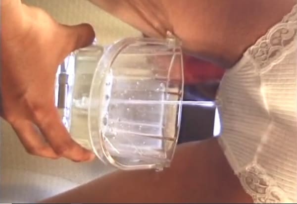 純白パンツにオシッコお漏らし