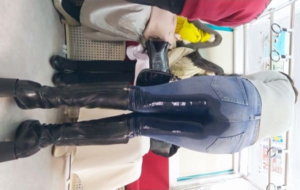 デニムジーンズにオシッコお漏らし