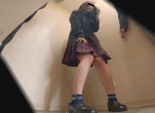 女子高生がオシッコお漏らし