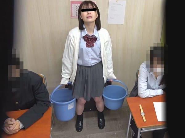 女子高生がオシッコお漏らし