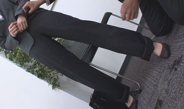 OLがピタパンにオシッコお漏らし