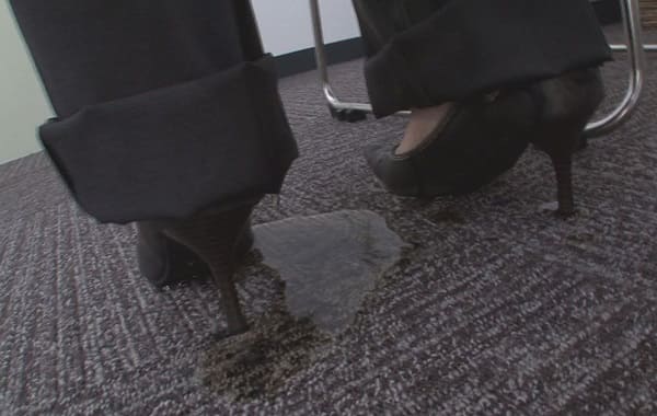 OLがピタパンにオシッコお漏らし