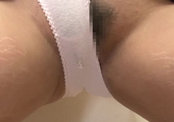 女子高生が食い込みパンツにオシッコお漏らし