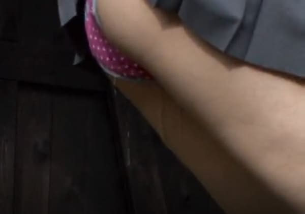 水玉パンツにオシッコお漏らし