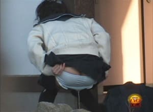 女子高生がオシッコお漏らし