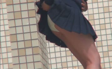 女子高生がオシッコお漏らし