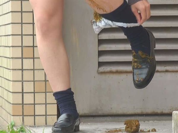 女子高生がウンチお漏らし