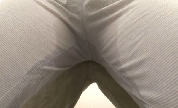 人妻がピタパンにオシッコお漏らし