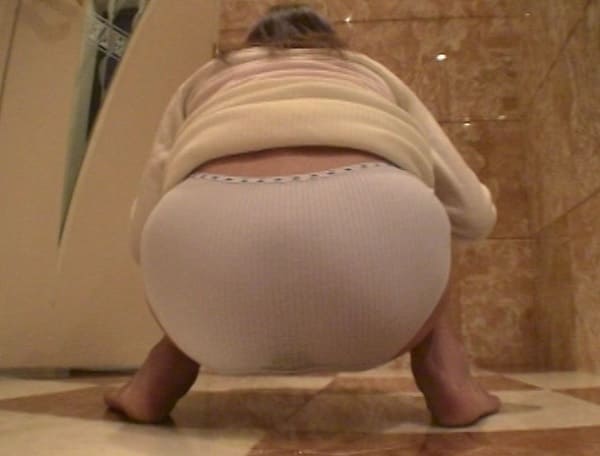 純白パンツにウンチお漏らし