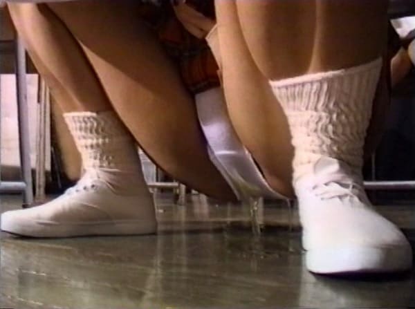 パンチラしてオシッコお漏らし