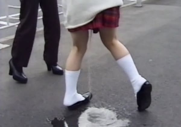内股ポーズでオシッコお漏らし