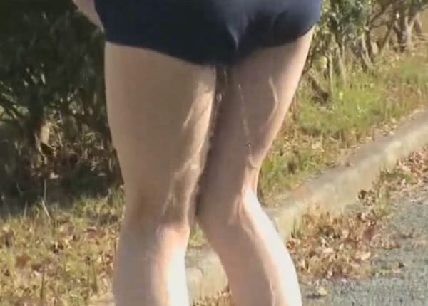 女子高生の谷川絵梨香が内股でブルマーにオシッコお漏らし