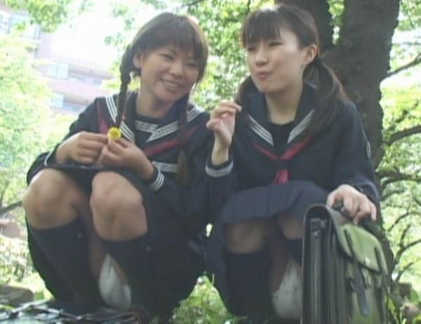 女子高生がオムチラ