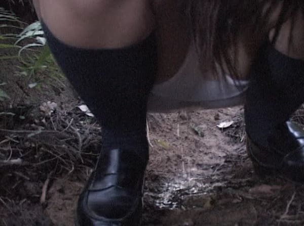 パンチラしてオシッコお漏らし