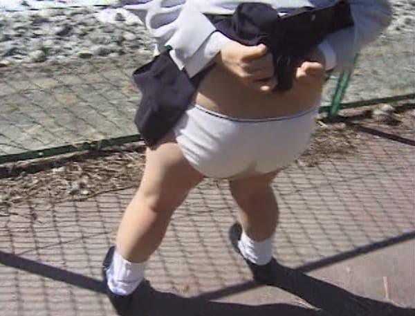 純白パンツにウンチお漏らし
