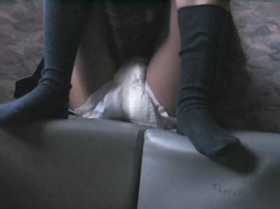 女子高生がオムチラ