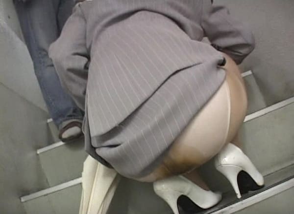 OLが純白パンティにウンチお漏らし