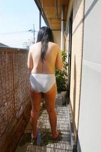 パンティ丸出しでオシッコお漏らし