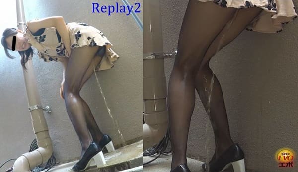 内股ポーズでオシッコお漏らし