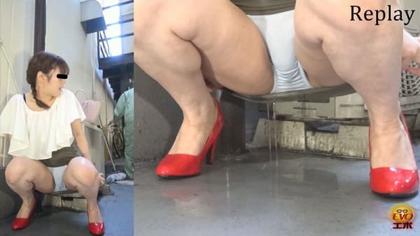 しゃがみパンチラしてオシッコお漏らし