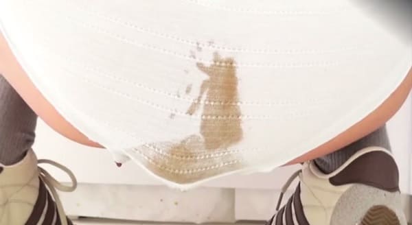 純白パンティ丸出しでウンチお漏らし