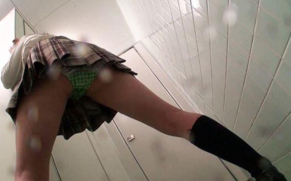 女子高生がパンチラしてオシッコお漏らし