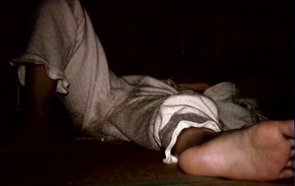 パジャマ姿でオネショ