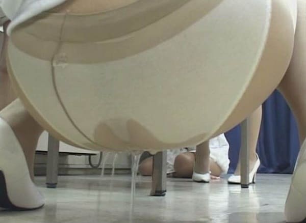 ストッキングにオシッコお漏らし