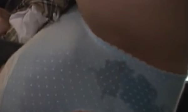 女子高生がパンツ丸出しでオシッコお漏らし