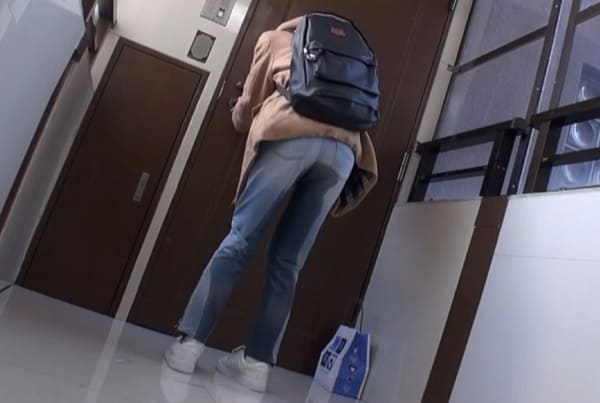 女子中学生がジーパンにオシッコお漏らし