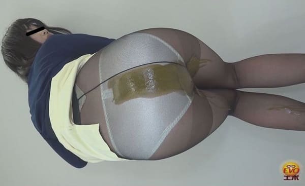 内股ポーズで下痢便お漏らし