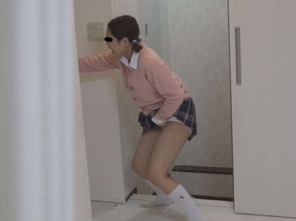 女子高生の妹がオシッコお漏らし