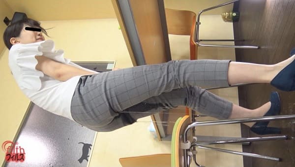 OLがピタパンにオシッコお漏らし