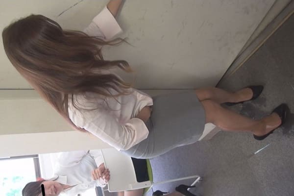 OLが内股ポーズでオシッコお漏らし