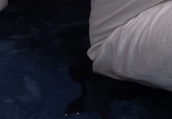 OLがピタパンにオシッコお漏らし