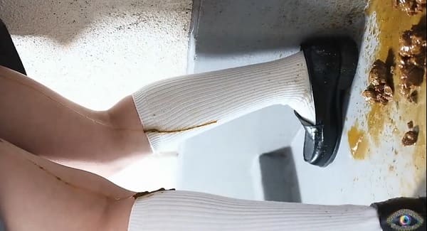 女子高生が下痢便お漏らし