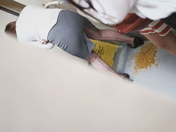 内股ポーズで下痢便お漏らし