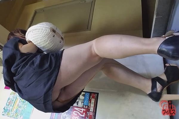 内股ポーズでオシッコお漏らし